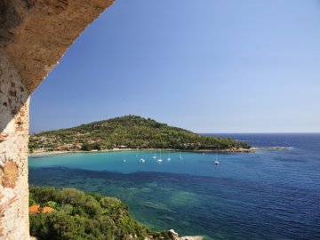 vanuit het kleinschalige hotel la bitta heeft u een prachtig uitzicht over de baai porto frailis.jpg