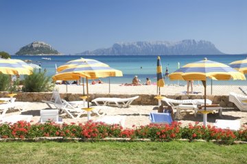 het_kindvriendelijke_resort_op_sardinie_ligt_aan_zee.jpg