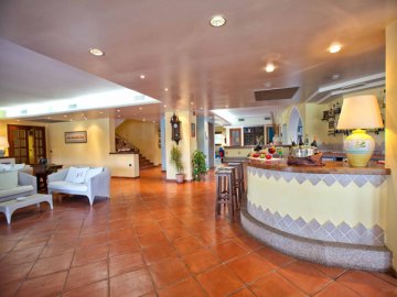 1. hall e bar.jpg