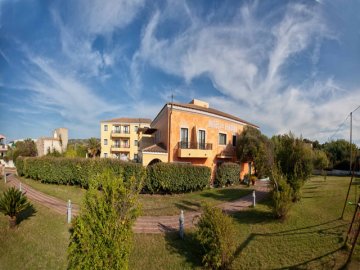 0. hotel front view panoramica.jpg