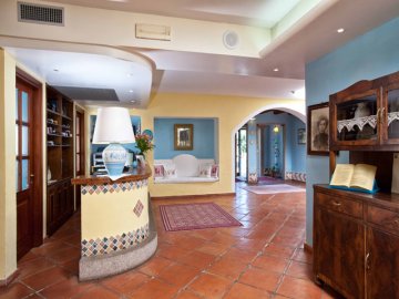 3. entrance hall.jpg