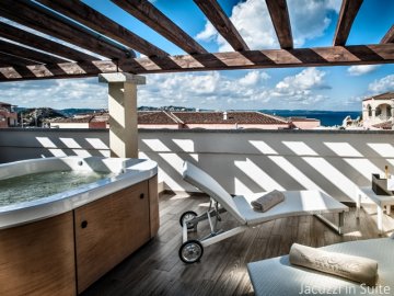 jacuzzi - luxe suite in ma & ma resort (1).jpg