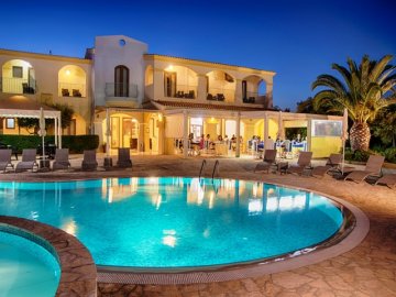 hotel-costarei-klein-hotel-sardinie-met-zwembad-en-aan-zee-sardinia4all.jpg