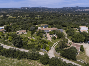 jaddhu country resort sardinien costa smeralda drone view.png