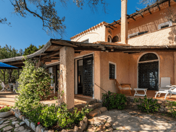 luxe huis sardinie met zeezicht en zwembad (32).png