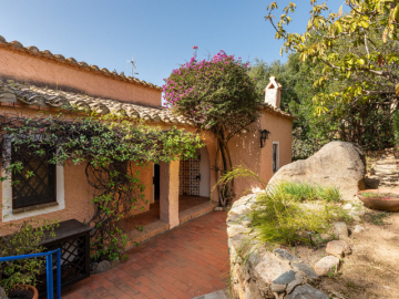 luxe huis sardinie met zeezicht en zwembad (8).png