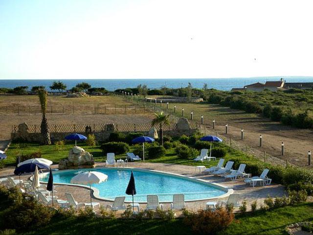 Hotel Raffael heeft een zwembad met  jacuzzi en kinderbad - Sardinia4all