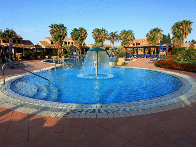 Lantana Resort heeft een groot zwembad met kinderbad 